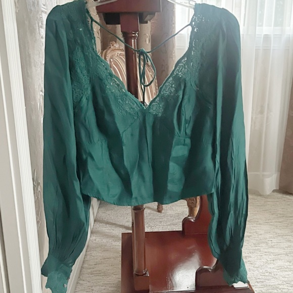FREE PEOPLE JANELLE LONG SLEEVE SATINY TOP EXTRA SMALL EMERALD GREEN - Picture 4 of 9